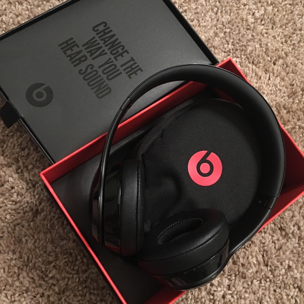 *SOLD* Beats Solo 3 wireless headphones